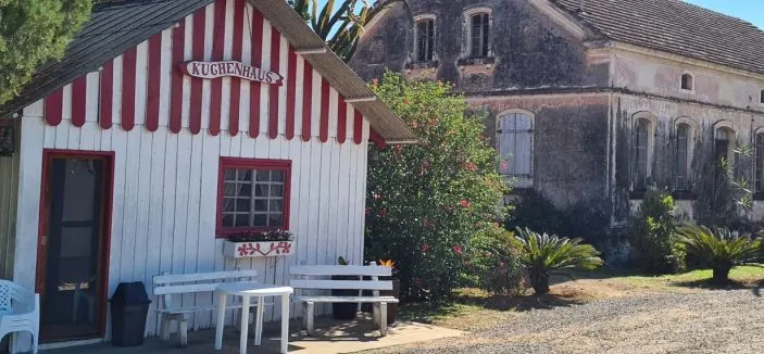 Casa antiga de madeira pintada