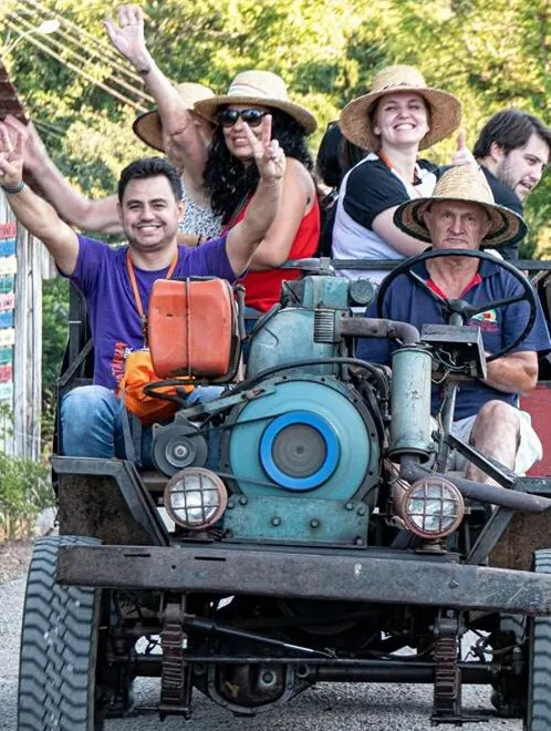 Grupo de viajantes a acenar num passeio